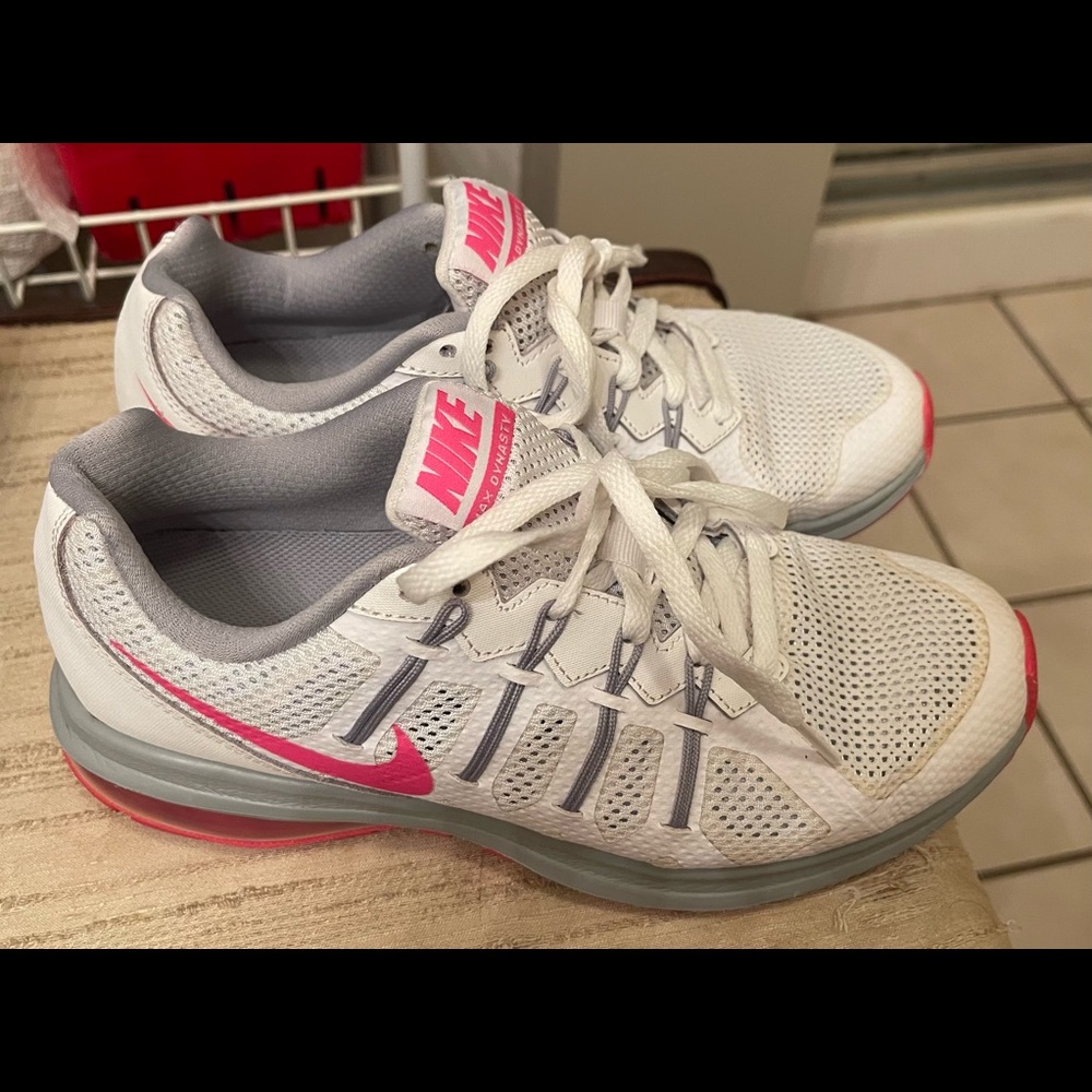 EUC. White and neon pink womens Nikes sz 7